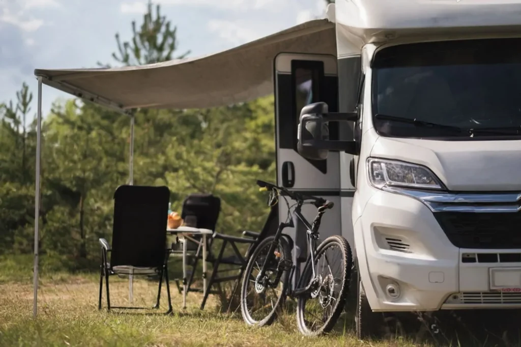 camper e biciclette area di sosta